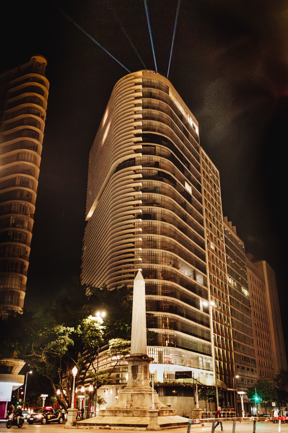 Edifício Niemeyer em Belo Horizonte ao anoitecer